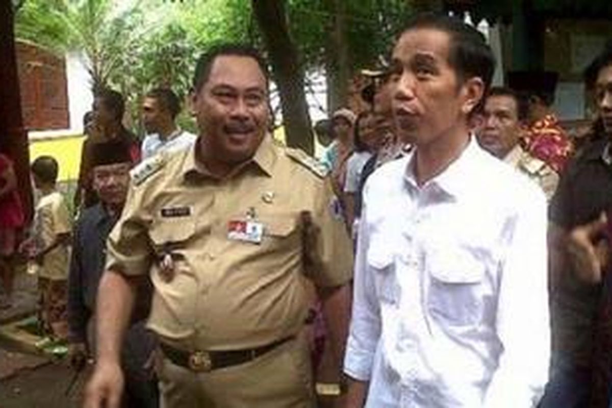 Wali Kota Jakarta Selatan Anas Effendi mendampingi Gubernur DKI Jakarta Joko Widodo saat mengunjungi Setu Babakan, Jagakarsa, Jakarta Selatan, Rabu (21/11/2012)