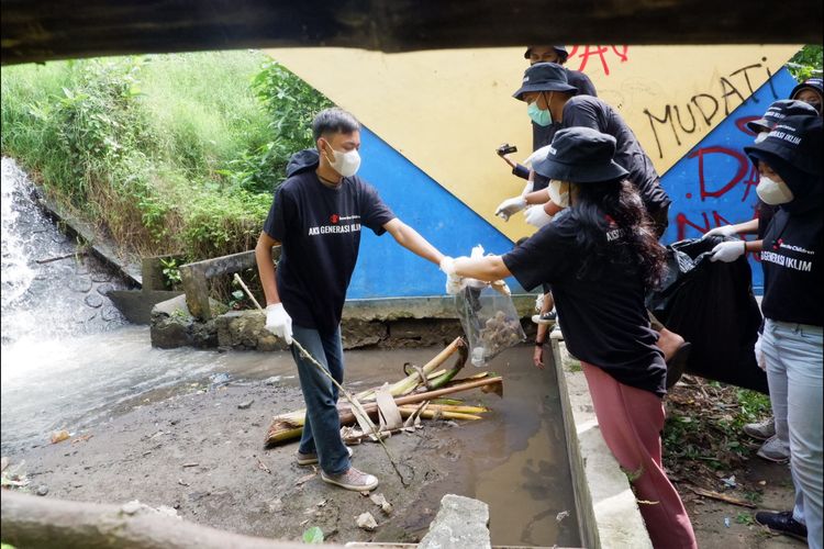 Anak dan orang muda tergabung dalam Child Campaigner Yogyakarta Save the Children Indonesia ikut bersih-bersih dan memilah sampah di Kali Code Yogyakarta, Minggu (26/6/2022).