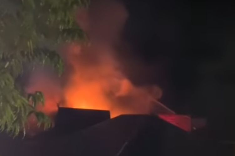 Api terlihat membumbung tinggi dalam kejadian kebakaran 28 toko sembako dan makanan ringan di Martapura, Kabupaten Banjar, Kalsel, Rabu (1/3/2023) dinihari. 