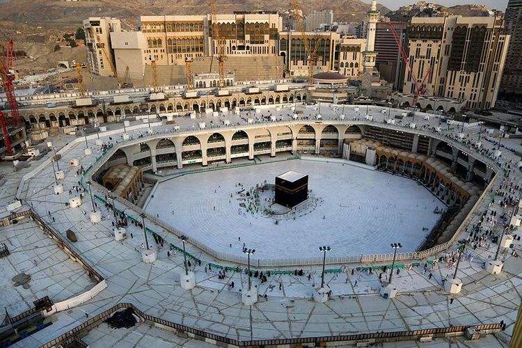 Situasi di sekitar Kabah, di dalam Masjidil Haram, Arab Saudi, kosong dari para jemaah saat diberlakukan sterilisasi, Kamis (5/3/2020). Terkait merebaknya virus corona, Pemerintah Arab Saudi menutup sementara kegiatan umrah dan melakukan sterilisasi di sekitar Kabah termasuk lokasi untuk melakukan sai di antara Bukit Safa dan Marwah.