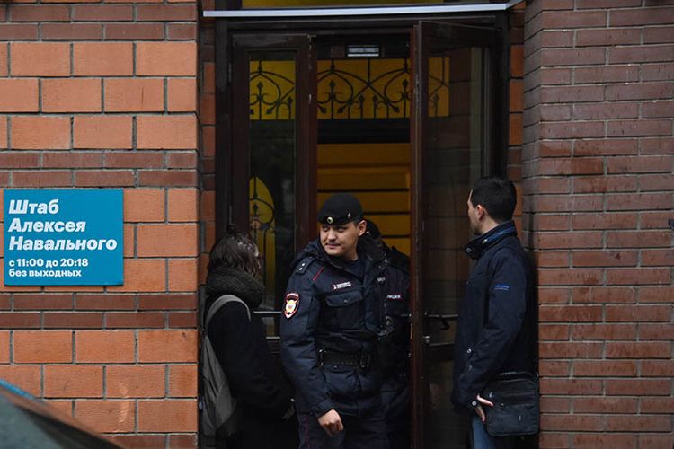 Petugas polisi keluar dari markas kampanye pemimpin oposisi Rusia Alexey Navalny di Moskwa pada 6 Oktober 2017. Polisi Rusia disebut telah kembali mendatangi dan menggeledah kantor Navalny dalam dua hari terakhir.