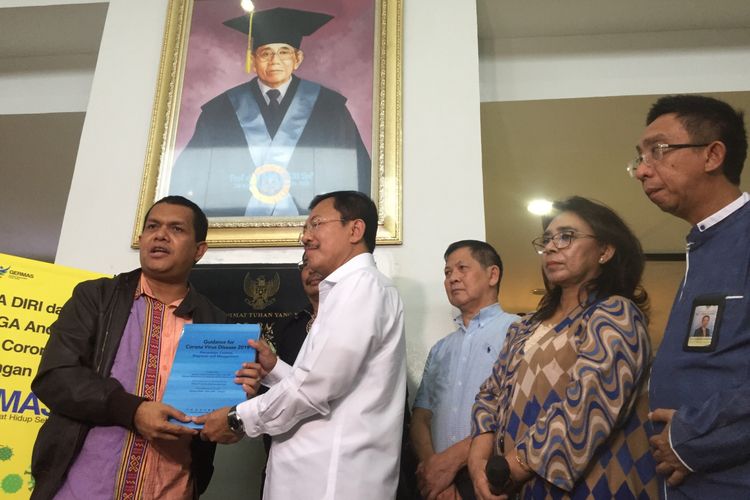Menteri Kesehatan, Terawan menerima buku Guidance for Corona Virus Disease 2019” oleh anggota DPR RI, Sabtu (14/3/2020) di RSUP Persahabatan, Jakarta Timur.