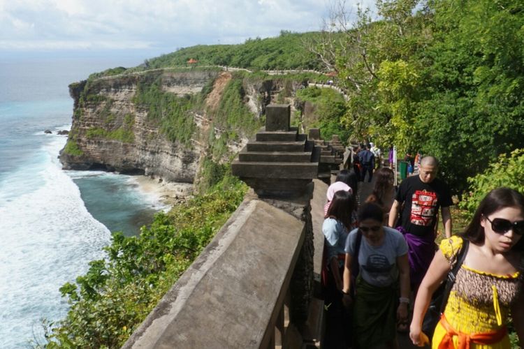 Di kawasan Uluwatu, wisatawan bisa nenyusuri pinggiran tebing batu yang indah