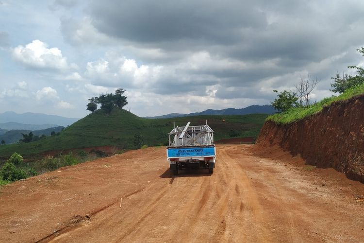 Sebuah mobil melintas lokasi pembukaan jalan baru Sukabumi-Sagaranten di Desa Kertaangsana, Nyalindung, Sukabumi, Jawa Barat, Kamis (16/1/2020).