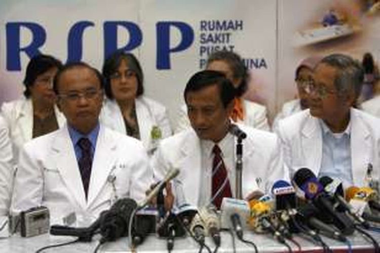 Ketua Tim Dokter Kepresidenan Mardjo Soebiandono memberikan keterangan pers kepada wartawan mengenai kondisi mantan Presiden Soeharto di Rumah Sakit Pusat Pertamina, Jakarta, Sabtu (12/1/2008).