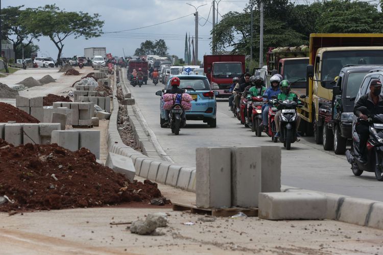 Pengendara melintasi kemacetan lalu lintas yang terjadi di Jalan Grand Depok City, Tirtajaya, Sukmajaya, Depok dampak proyek rehabilitasi jalan, Selasa (13/112/2022).