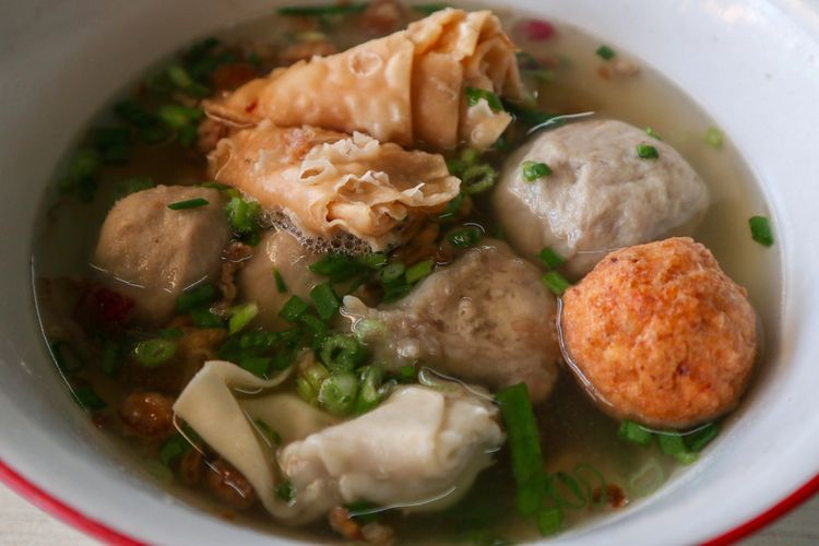 Semangkuk sajian Bakso President Malang, bakso, tahu, gorengan, dan siomay. 