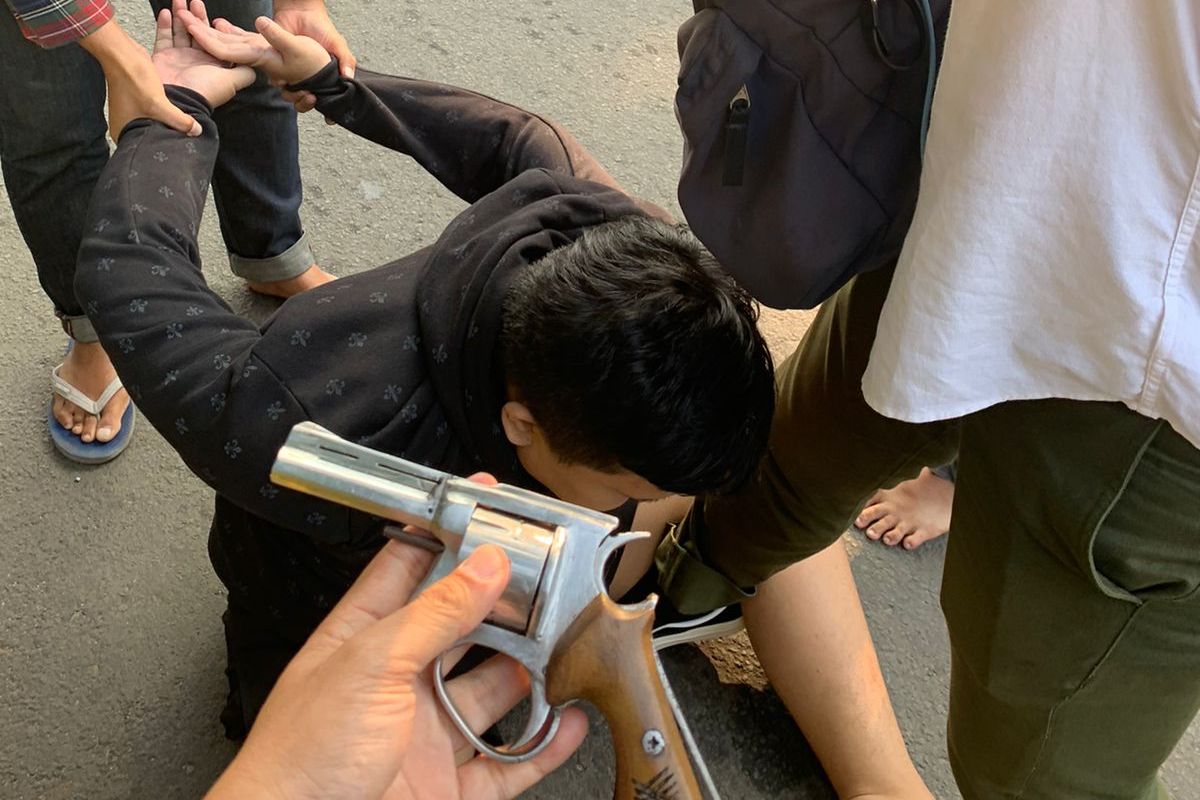 Unit Reserse Kriminal Polsek Tebet menangkap seorang pria berinisial RAG karena menjual senjata api rakitan jenis revolver 9 mm di kawasan Tebet, Jakarta Selatan pada Selasa (17/8/2021).