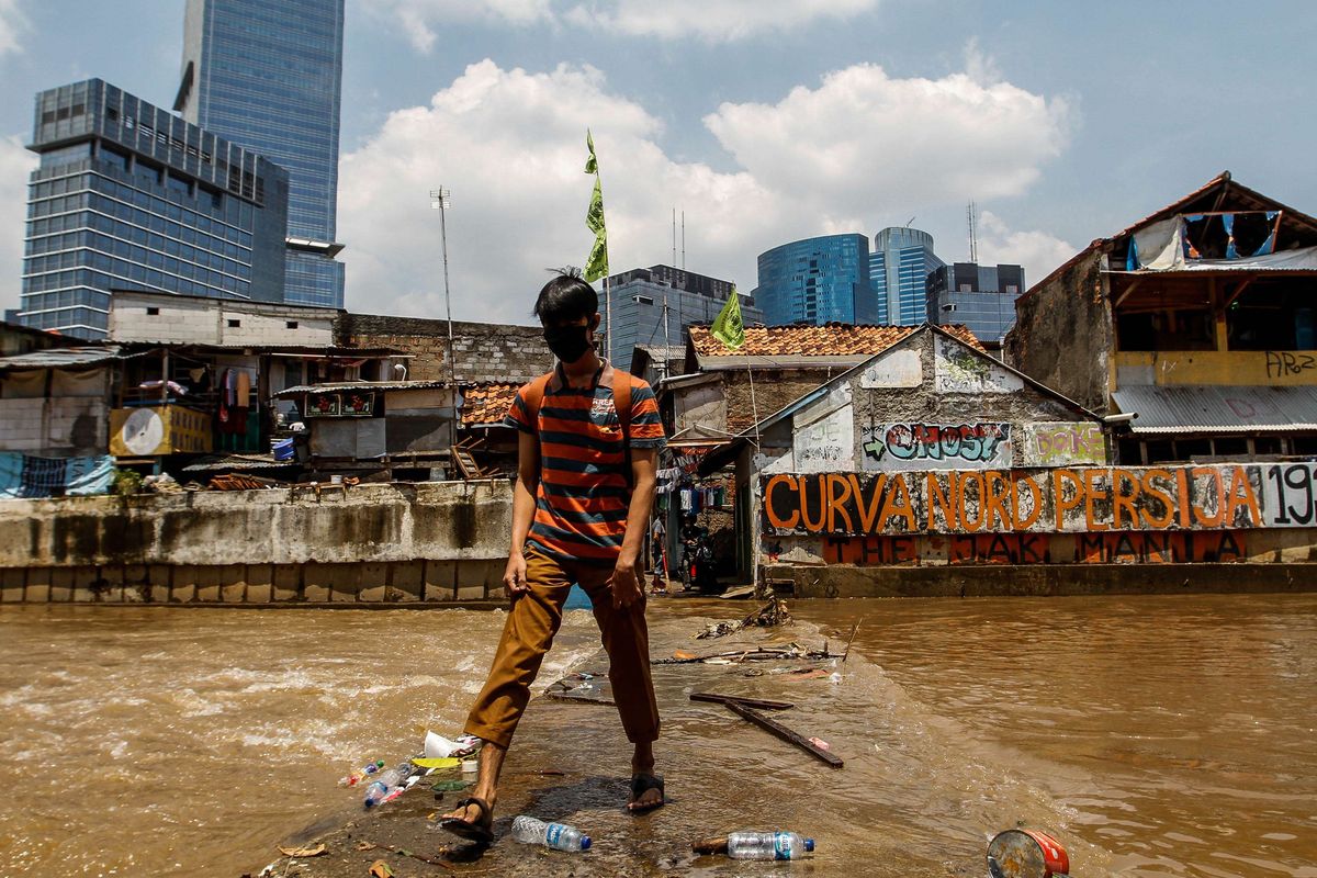 Indonesia?s lower-class society has been keeping busy during the coronavirus pandemic by doing plenty of shopping, according to former Indonesian Finance Minister, Chatib Basri.