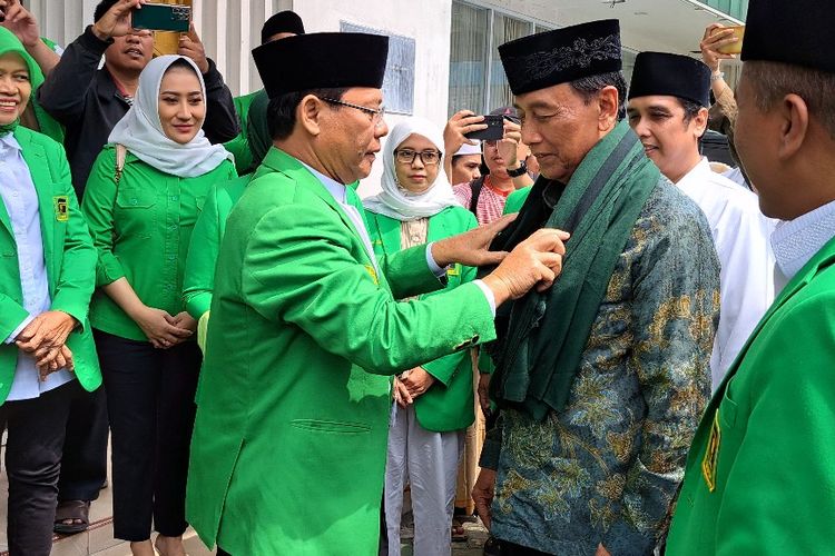 Wiranto Sambangi Markas PPP, Dikalungi Sorban oleh Mardiono