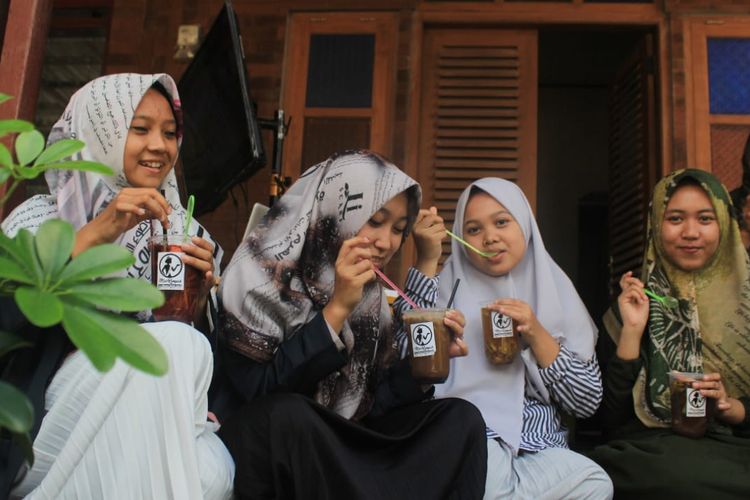 Sejumlah anak muda menikmati minuman rempah buatan Prasasti Pratma Keswari (40) warga Kampung Sibak, Kelurahan Pengen Jurutengah, Kecamatan Purworejo Kabupaten Purworejo, Jawa Tengah.