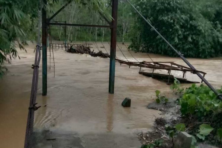 Hujan deras melanda Desa Gembung Kecamatan Pinang Raya, Kabupaten Bengkulu Utara, Provinsi Bengkulu sejak Sabtu (17/9/2022) akibatkan satu jembatan gantung putus 34 Kepala Keluarga (KK) terisolasi di daerah itu.
