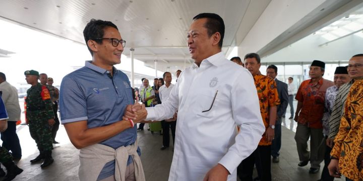 Calon Wakil Presiden Sandiaga Uno bersalaman dengan ketua DPR Bambang Soesatyo, saat mengawali kampanye di Semarang, Senin (24/9/2018)