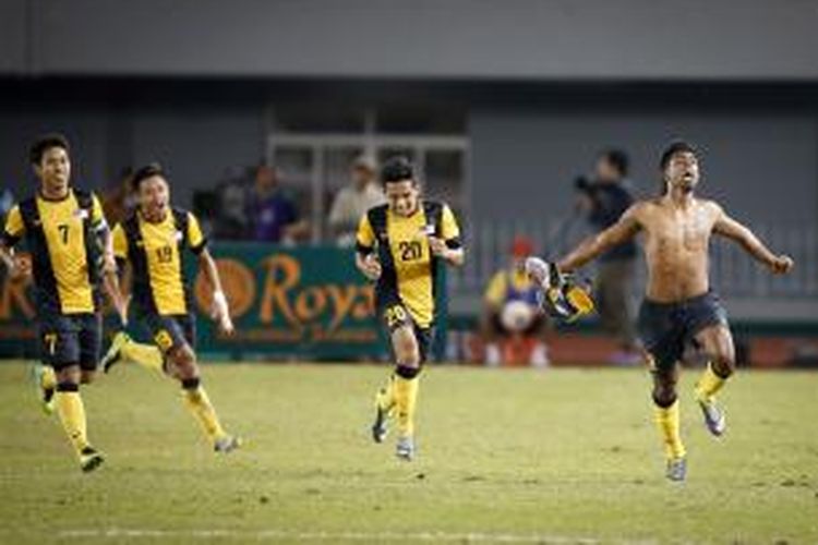 Pemain Malaysia Thamil Arasu Ambumaee kanan dan rekannya merayakan gol ke gawang Indonesia dalam semifinal SEA Games di Naypyitaw Myanmar 19 Desember 2013 