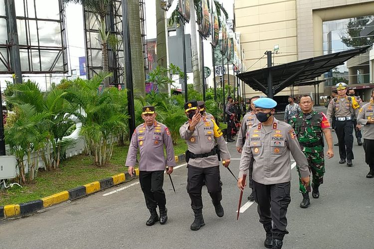 Kapolri Jenderal Polisi Listyo Sigit Prabowo melakukan pengecekan di lokasi akad nikah Kaesang dan Erina, di Royal Ambarrukmo, Sabtu (10/12/2022).