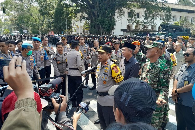 Kapolda Jabar Irjen Pol Akhmad Wiyagus tengah menjelaskan pengamanan pemilu 2024 di wilayah Jawa Barat, Selasa (17/10/2023)