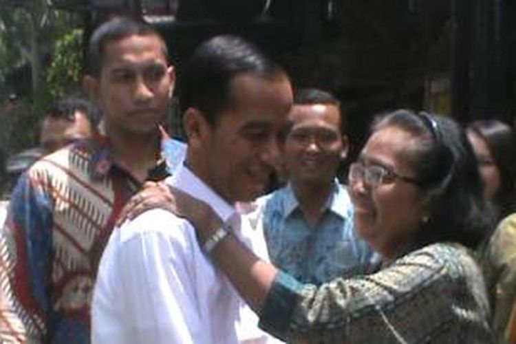 Jokowi saat bertemu warga Solo di Cinderejo Lor, sabtu (13/9/2014)/ 