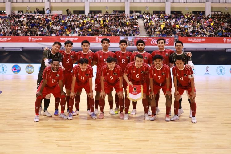 Para pemain Timnas Futsal Indonesia berpose sebelum pertandingan penentuan SEA Games 2025 Timnas Futsal Indonesia vs Thailand yang bergulir di Nonthaburi Sports Complex Gymnasium pada Jumat (19/12/2025).