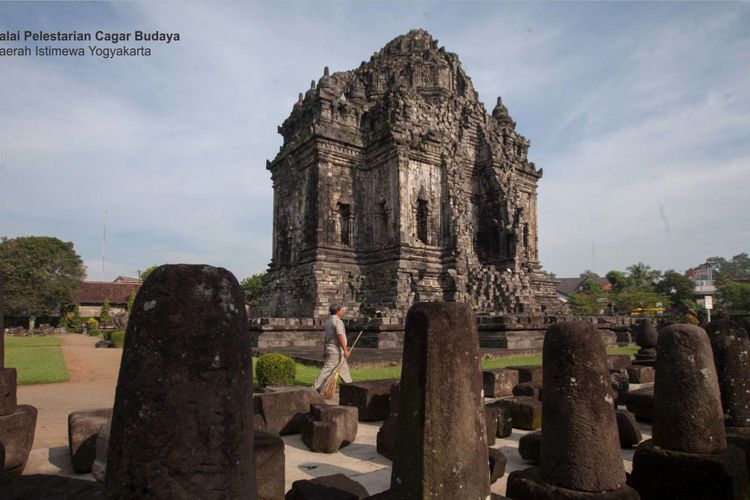 Candi Kalasan peninggalan Kerajaan Mataram Kuno.