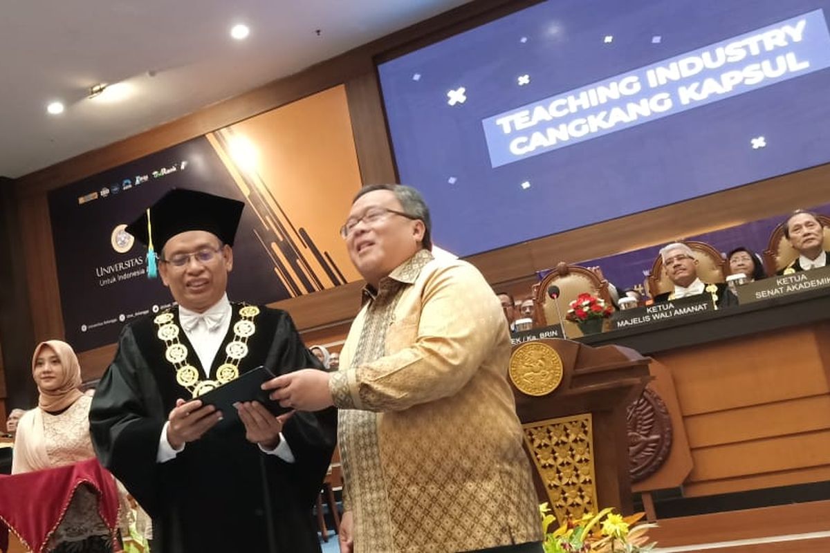 Menristek Bambang Brodjonegoro usai menyampaikan Orasi Ilmiah Sidang Universitas Airlangga (Unair) bersama Rektor Unair Prof. Mohammad Nasih melakukan peluncuruan produk riset unggulan Uniar stem cell dan cangkang kapsul rumput laut rangka Dies Natalis ke-65, di Surabaya (11/11/2019).