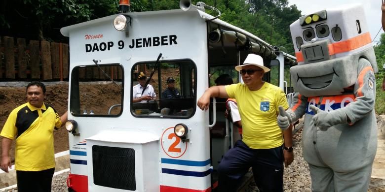 Lori wisata yang diluncurkan oleh PT Kereta Api Indonesia melewati terowongan Mrawan di perbatasan Jember - Banyuwangi, Minggu (20/3/2016).