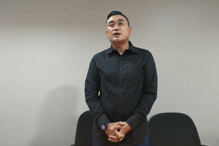 Presenter program sepak bola Rendra Soedjono saat ditemui wartawan usai menemui penyidik Polda Metro Jaya, Senin (26/12/2022). 