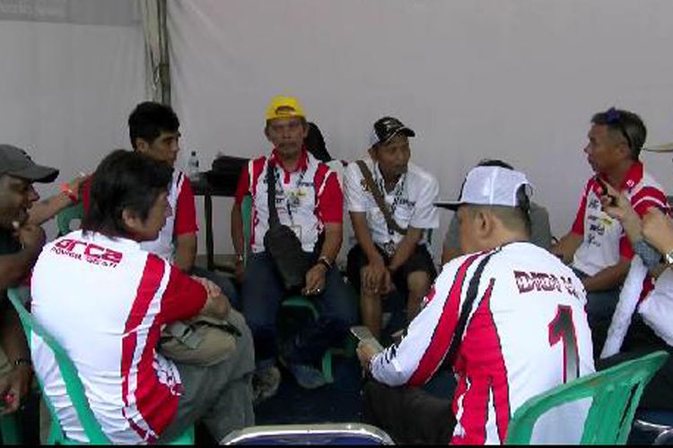 Tim Merah Putih MXGP Indonesia saat briefing seusai kegiatan lomba MXGP di Kota Pangkal Pinang, Kepulauan Bangka Belitung, Minggu (5/3/2017). 