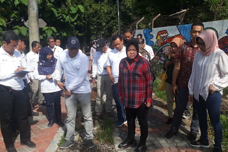 Wali Kota Surabaya, Tri Rismaharini, bersama jajarannya meninjau bantaran sungai Kali Jagir Surabaya, Sabtu (16/3/2019).