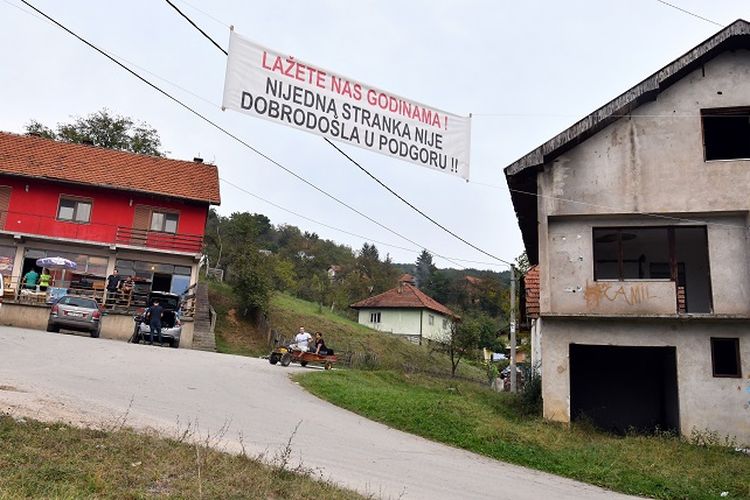 Spanduk menolak kehadiran para politisi dibentangkan di desa Podgora, Bosnia-Herzegovina.
