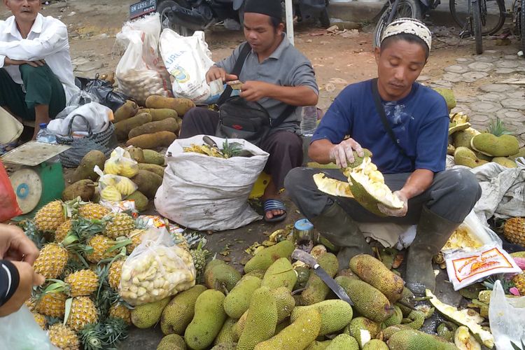 Pedagang buah cempedak di Pasar Pagi Pangkal Pinang, Bujang, Senin (18/2/2019).