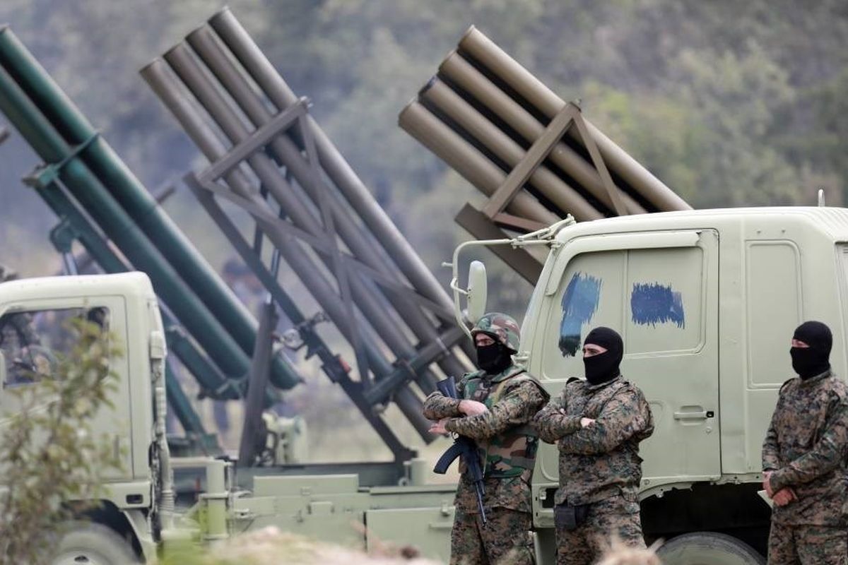 Tentara Hizbullah atau Hezbollah yang tengah berjaga dan menggelar latihan di wilayah Lebanon selatan pada 21 Mei 2023.