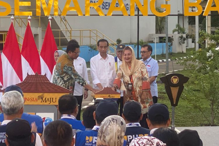 Presiden Republik Indonesia (RI) Joko Widodo (Jokowi) meresmikan Sistem Penyediaan Air Minum (SPAM) Semarang Barat, Selasa (23/1/2024).