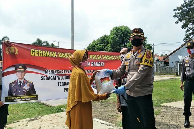 Kapolres Subang AKBP Teddy Fanani menyerahkan bantuan beras kepada masyarakat Subang yang terdampak Covid-19, Jumat (15/5/2020).