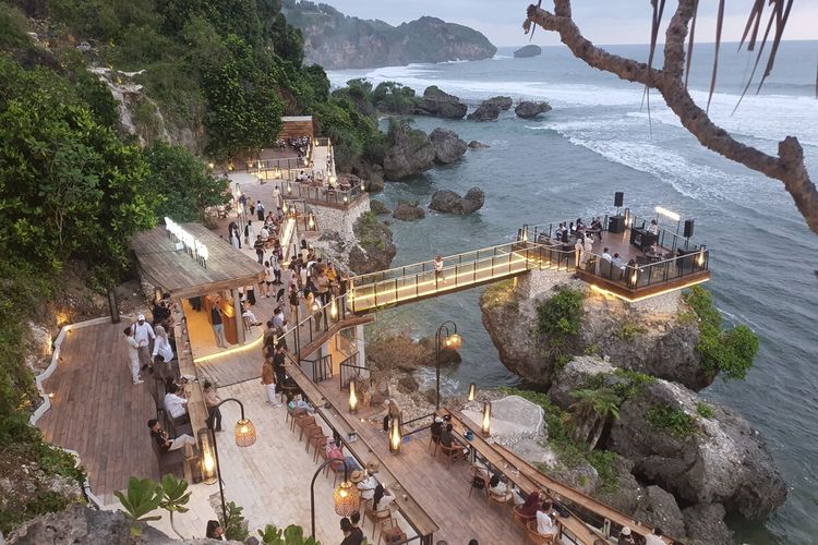 on the rock dekat Pantai Drini, Gunungkidul