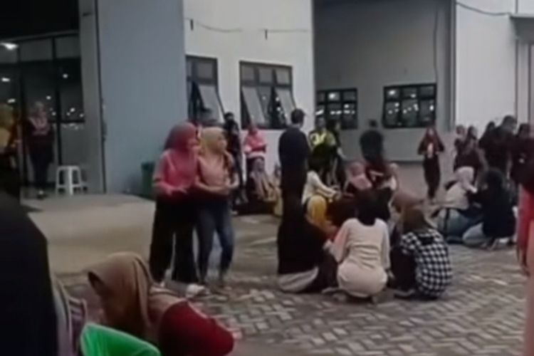 Ratusan perempuan pekerja pabrik rokok MPS Ngumpak Dalem, Kecamatan Dander, Kabupaten Bojonegoro, Jawa Timur, heboh kelaura lokasi pabrik saat terjadi kesurupan massal di pabrik. Selasa (5/3/2024)