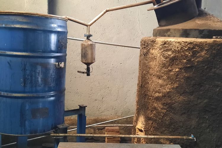 Alat produksi pengolahan sampah kayu menjadi arang buatan Rena Arifah