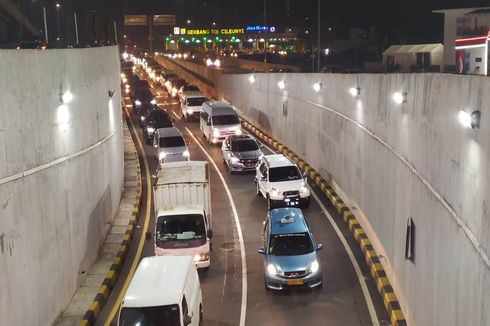 Pemudik Berdatangan di Tol Cileunyi Saat Malam Hari, Arus Lalu Lintas Mulai Padat