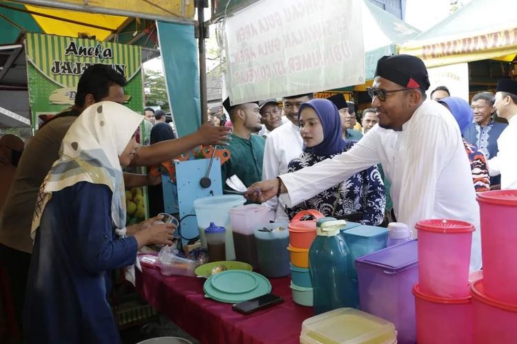 Pedagang memeriahkan Bazar Takjil Ramadhan 1444 Hijriah/2023 Masehi.