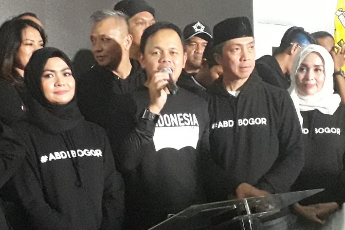 Calon Wali Kota Bogoe Bima Arya Sugiarto menyampaikan pidato kemenangannya dalam Pilkada 2018 di posko kemenangan yang beralamat di Jalan Pangrango Bogor, Rabu (27/6/2018).
