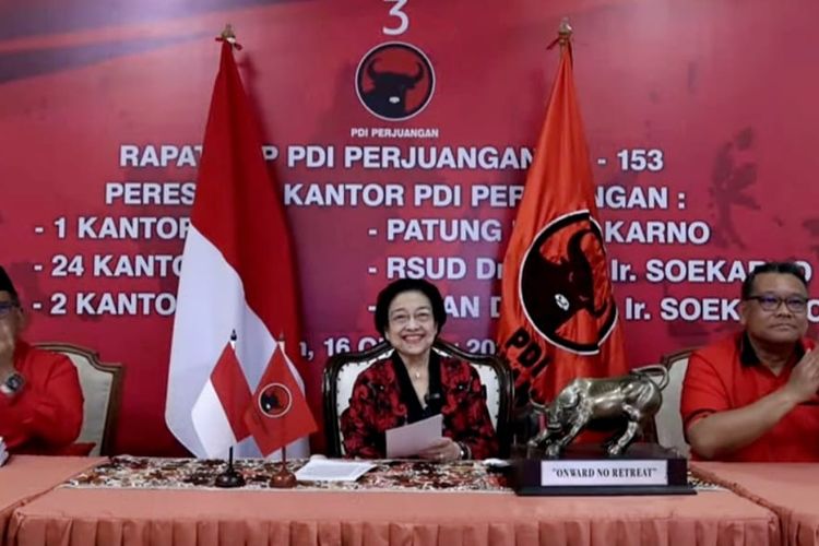 Ketua Umum PDI-P Megawati Soekarnoputri didampingi Sekjen PDI-P Hasto Kristiyanto dan Ketua DPP PDI-P Eriko Sotarduga dalam rapat secara virtual, Senin (16/10/2023).