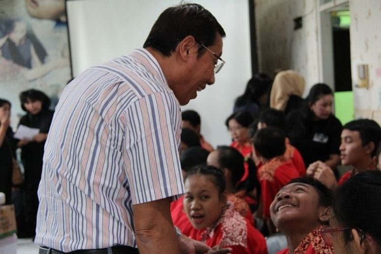 Direktur PT Nojorono Stefanus JJ Batihalim berinteraksi dengan anak-anak di panti asuhan di Yayasan Wisma Kasih Bunda. 