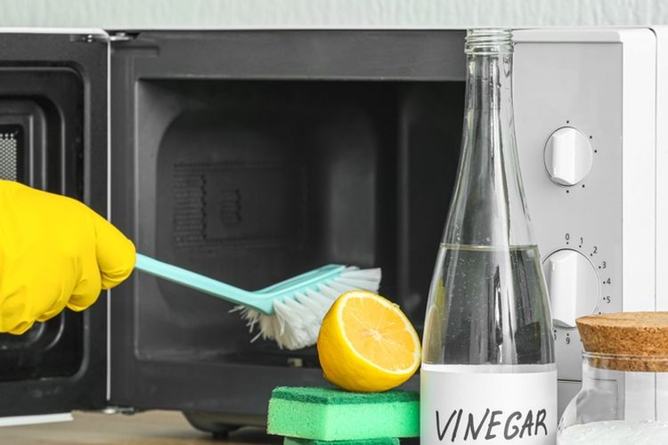 Cara Membersihkan Microwave Menggunakan Lemon dan Soda Kue