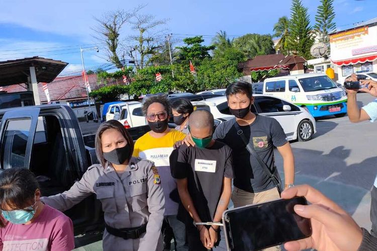 Aparat Polresta Pulau AMbon dan Pulau-Pulau Lease menangkap dua mucikari prostitusi online, Selasa (1/9/2020). Kedua pelaku AW dan WIL kini telah ditetapkan sebagai tersangka setelah menjalani pemeriksaan oleh penyidik