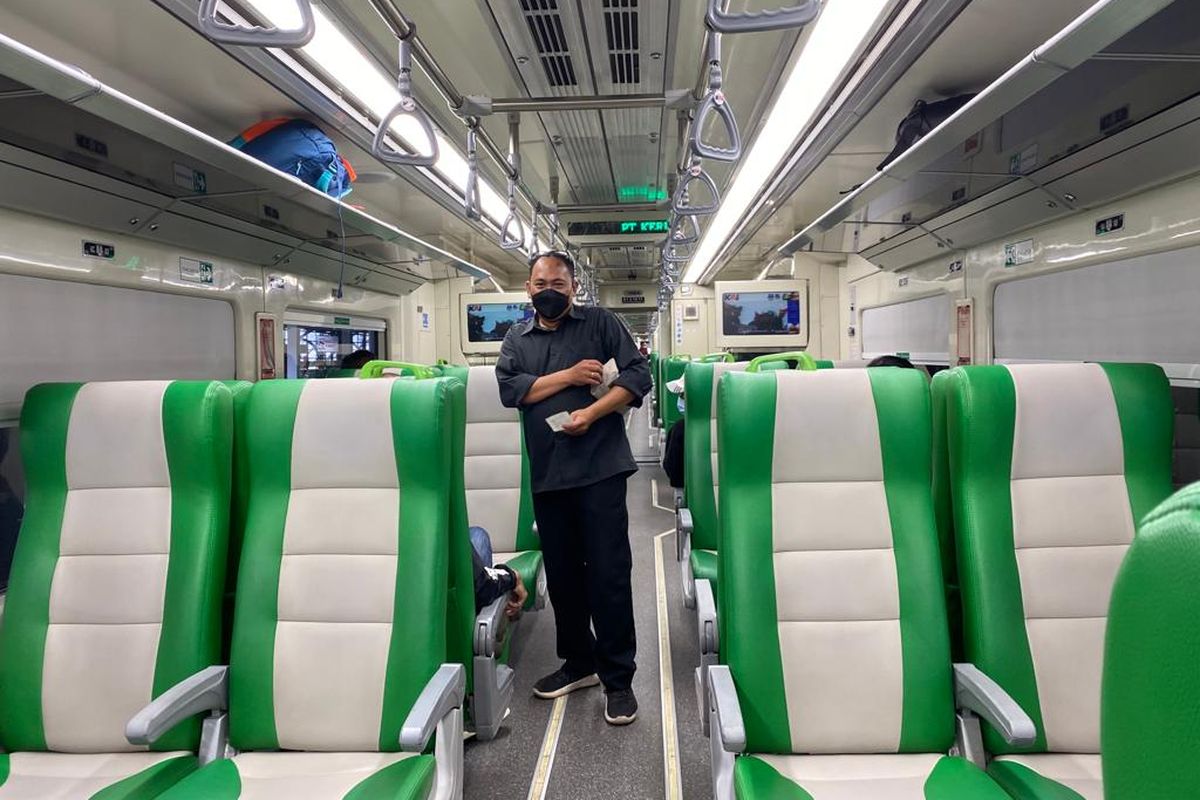 Interior di dalam Kereta Bandara YIA.