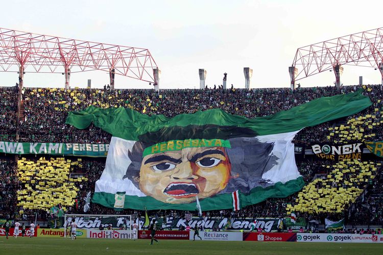 Aksi Suporter Persebaya Surabaya, Bonek di Stadion Gelora Bung Tomo Surabaya, Jawa Timur. Bonek berpeluang menyaksikan langsung laga Persib Bandung vs Persebaya di Stadion I Wayan Dipta, Gianyar, Bali.