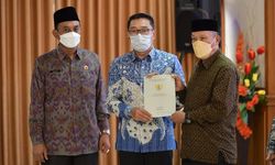 Ridwan Kamil Serahkan 502 Sertifikat Tanah Wakaf untuk Masyarakat Jabar