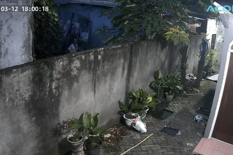 Rekaman CCTV rumah korban saat dilempari genting, Selasa (12/3/2024).