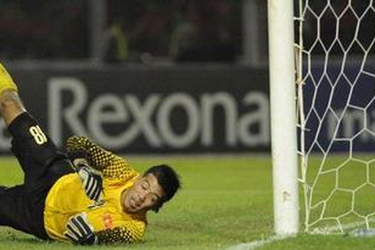Kiper Vietnam, Tran Buu Ngoc, tak kuasa menahan bola tendnagan Patrich Wanggai pada semifinal cabang sepak bola SEA Games XXVI di Stadion Gelora Bung Karno, Sabtu (19/11/2011). Vietnam akhirnya dipaksa menyerah 0-2.