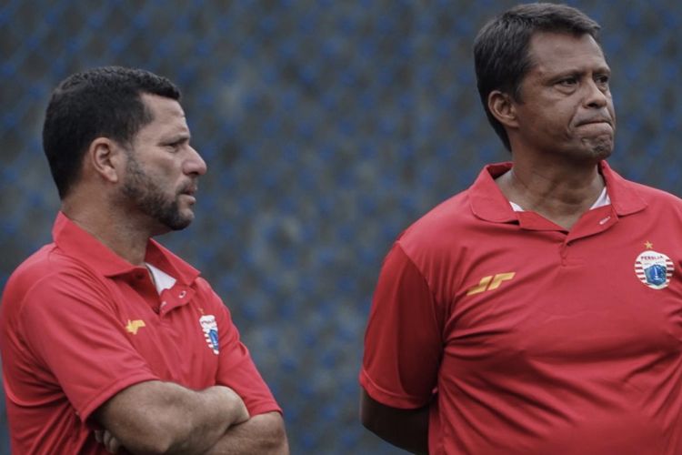 Asisten pelatih, Oswaldo Lessa (kiri), bersama Sergio Farias (kanan) pada sesi latihan Persija Jakarta, Sabtu (25/1/2020).