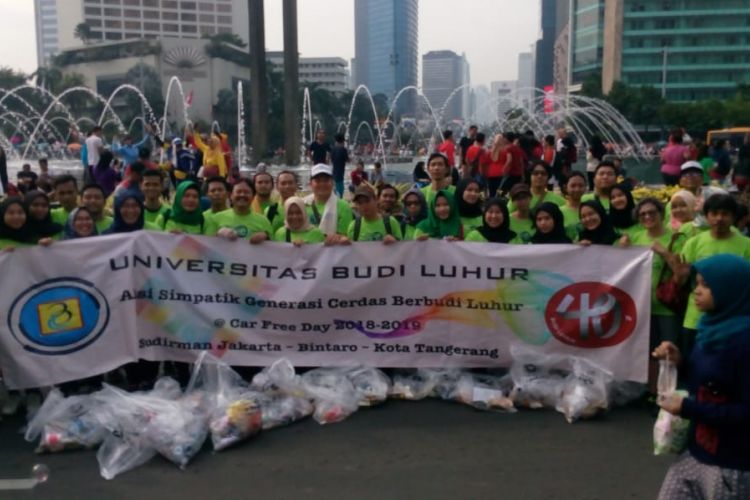 Universitas Budi Luhur dan Akademi Sekretari Budi Luhur menggelar aksi simpatik memungut sampah pada Car Free Day di ruas Sudirman pada Minggu 16 Desember 2018.